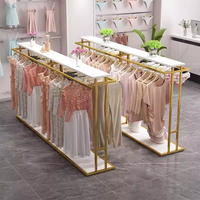 Estante Expositor Dorado para Tienda, Mueble de Metal y Madera para Tienda de Ropa, Acero y Madera con Superficie Pulida, Empacado en Caja de Cartón