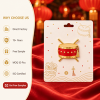 Broche en émail souple 3D motif tambour chinois, pompon doré, baguette rouge, bijoux du Nouvel An Chinois, épingle de revers, badges personnalisés en gros