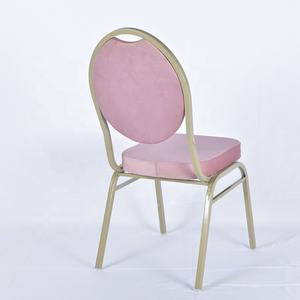 Vente en gros de chaises de restaurant empilables dorées, métalliques, fer et acier avec tissu en velours - Product Image 3