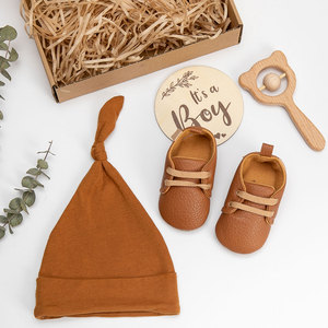 Ensemble de 4 pièces pour nouveau-nés : chaussures, bonnet, hochets en bois de hêtre, cadeaux, fabrication directe, personnalisable - Product Image 3