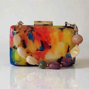 กระเป๋าคลัทช์เรซิ่นน้ำหนักเบาระดับพรีเมียมสำหรับผู้หญิง ด้วยวัสดุที่ทนทาน ดีไซน์สีสันโดดเด่นไม่ซ้ำใคร - Product Image 5