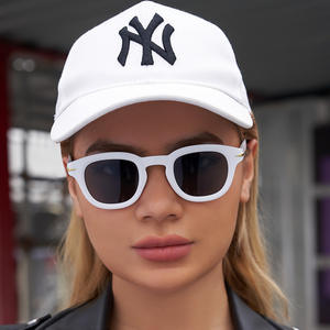 Gafas de sol redondas retro personalizadas con lentes negras de PC, protección UV400, unisex, estilo Instagram, montura pequeña para hombres y mujeres - Product Image 5