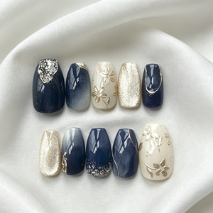 Faux <span class=keywords><strong>Ongles</strong></span> à Presser Esthétiques de Luxe en Gros, Courts Forme Cercueil, <span class=keywords><strong>Bleu</strong></span> <span class=keywords><strong>Marine</strong></span> Marbré avec Fleurs Dorées, Ensembles de Faux <span class=keywords><strong>Ongles</strong></span> de Luxe de Haute Qualité - Product Image 1