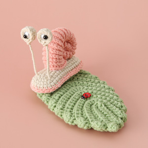 Adorno de Mesa de Caracol y Rosa Tejido a Crochet, Figura Floral para Escritorio, Solo para Uso Decorativo, No es un Juguete - Product Image 2