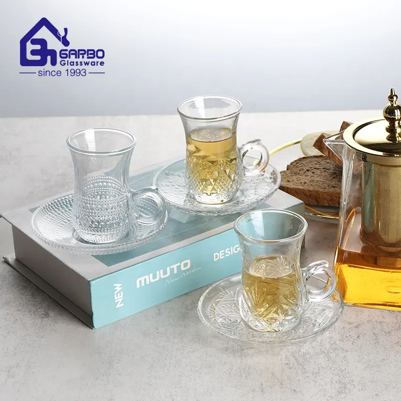 Garbo Verrerie fabriquée en usine nouveau design 4 mélange moule 3OZ verre tasse à thé avec soucoupe set verre tasse turque pour la vente en gros