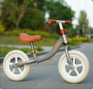 子供用1〜3〜5歳のバランスバイクペダルレス自転車付き幼児用スクーターおもちゃ - Product Image 2