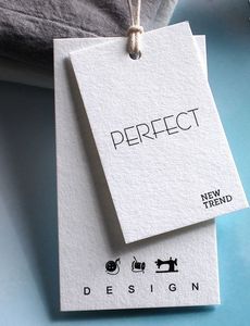 Etiquetas colgantes de papel de lujo reciclado personalizadas con logotipos en relieve para ropa, prendas de lujo y joyería. - Product Image 3