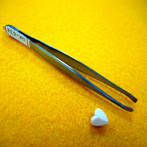 Pinzas para Cejas DK-634 de 9 cm con Punta Plana |   Pinzas de punta plana de acero inoxidable para dar forma a las cejas, duraderas - Product Image 1