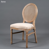 Chaise Louis en rotin avec accoudoirs en tissu couleur antique, en bois de caoutchouc massif, empilable, pour salle à manger, mariage et événements