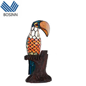 Lampe <span class=keywords><strong>de</strong></span> <span class=keywords><strong>d</strong></span>écoration <span class=keywords><strong>de</strong></span> bureau moderne Toucan sur <span class=keywords><strong>tronc</strong></span> <span class=keywords><strong>d</strong></span>'<span class=keywords><strong>arbre</strong></span> Style Tiffany Vitrail Lampe <span class=keywords><strong>d</strong></span>'appoint <span class=keywords><strong>de</strong></span> <span class=keywords><strong>table</strong></span> 16,25 pouces <span class=keywords><strong>de</strong></span> haut Lumières nocturnes LED - Product Image 1