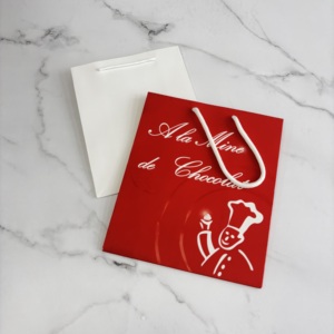 Sac cadeau en papier rouge de luxe avec poignée en coton et impression de chef pour l'emballage de chocolats, de bonbons et de confiseries, et une présentation élégante - Product Image 2