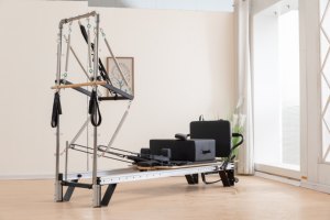 <span class=keywords><strong>Reformer</strong></span> de <span class=keywords><strong>Pilates</strong></span> de Lujo de Grado Profesional con Torre y Diseño de Riel Completo, Equipo Igual al Usado en Estudios Privados, en Venta - Product Image 2