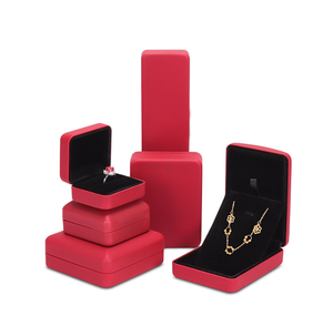 La boîte est dotée d'un revêtement rigide rouge mat avec une doublure intérieure en flanelle noire épaisse, disponible en plusieurs tailles, et se ferme lâchement à l'ouverture. - Product Image 1