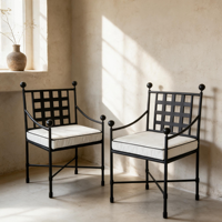 Fauteuil de patio extérieur en métal noir, chaise simple moderne en fer forgé avec coussin pour jardin, balcon, intérieur, ou comme chaise d'appoint