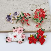 Broche de créateur en forme de fleur, polyvalente et originale, motif fleur de cerisier et rose, accessoire de sac pour filles, badge, finition émail goutte d'huile