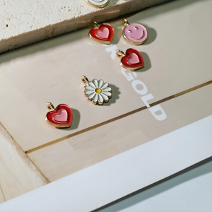 <span class=keywords><strong>Ciondolo</strong></span> a Forma di Cuore con <span class=keywords><strong>Margherita</strong></span> e Sorriso in Smalto Bianco e Rosa, Vendita all'Ingrosso, per Collane e Bracciali - Product Image 5