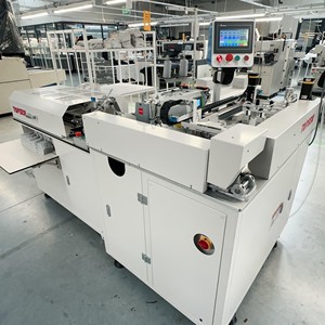 Machine industrielle intégrée automatique pour la fabrication <span class=keywords><strong>de</strong></span> bordures <span class=keywords><strong>de</strong></span> manchons TS-F158, processus en une seule étape pour une production à haut volume avec empilage robotisé - Product Image 2