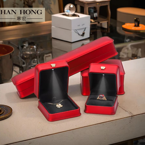 Wholesale Crown Modeling Lue <strong>Jewelry</strong> <strong>Box</strong> with Light Factory Handmade Red PU Leather Scatole Gioielli Con Led Personalizzate - Product Image 3