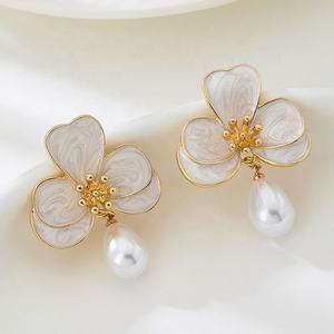 Pendientes de Acero Inoxidable Chapados en Oro con Diseño de Flor Blanca Irregular, Elegantes y Delicados para Mujer, Ideales para Fiestas - Product Image 2