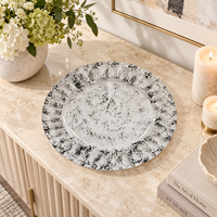 Eleganter schwarzer marmorierter 13-Zoll-Platzteller aus klarem PS-Kunststoff mit strahlender Relief-Textur für Bankett- und Catering-Events