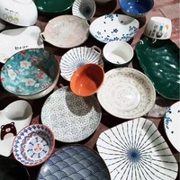 Vente en Gros de Vaisselle Économique en Céramique et Porcelaine, Assortiment Coloré de Bols et Assiettes Ménagers en Stock, Lot par Carton