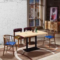 Ensemble de salle à manger au design moderne, meubles en fer, tables avec chaises à structure en bois