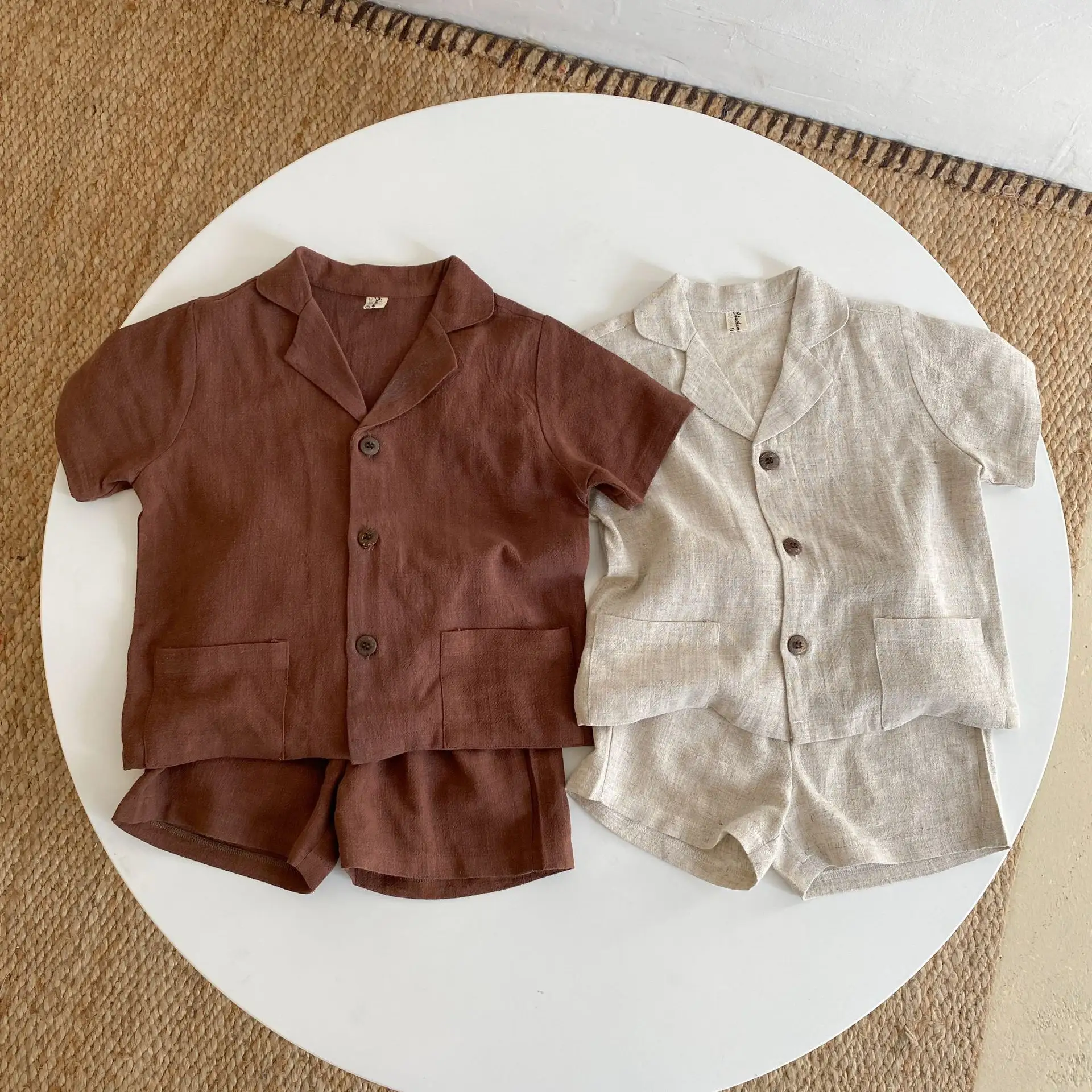 Setelan baju katun anak laki-laki anak-anak musim panas 2 potong T-shirt motif mode uniseks celana pendek warna polos bayi perempuan