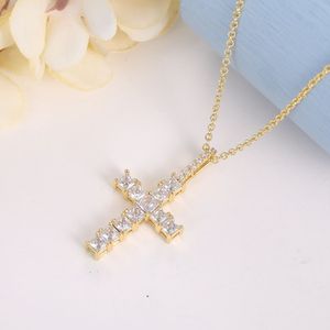 Liontin Salib Kalung Hiphop Berlapis Emas Es Keluar Salib Kustom Perak Warna Emas Berlian <span class=keywords><strong>CZ</strong></span> Liontin Silang
