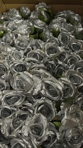 Rosas Artificiales de Seda Plateadas con Diseño Floral Elegante para Festivales, San Valentín, Navidad, Graduaciones - Ramo Hecho a Mano de 7 Cabezas - Product Image 5