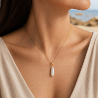 Collier pendentif pour femme en acier inoxydable plaqué or, avec perle baroque blanche, style français, anti-ternissement, avec connecteur anneau doré