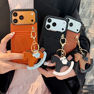 Nueva <span class=keywords><strong>Funda</strong></span> para Teléfono con Textura de Lichi y <span class=keywords><strong>Colgante</strong></span> de Caballo Balancín para <span class=keywords><strong>iPhone</strong></span> 11 12 <span class=keywords><strong>13</strong></span> 14 15 16 17 Pro Max 6/7/8 Plus 12 <span class=keywords><strong>13</strong></span> Mini - Product Image 2