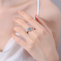 Vente en gros 1ct Bague Moissanite à coupe ronde Bijoux classiques pour dames Bague de couple plaquée rhodium haut de gamme pour mariage ou fête