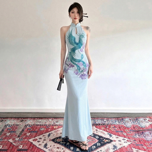Vestido Cheongsam Largo Azul Claro con Cuello Halter y Estampado de Fénix para Mujer, Estilo Chino 2026, Corte Entallado, Vestido de Fiesta - Product Image 3