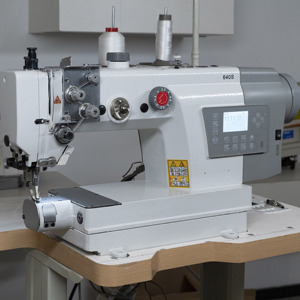 Machine à coudre industrielle à aiguille simple entièrement automatique et robuste avec coupe-fil automatique - Product Image 1