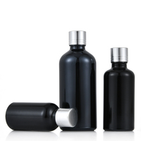 Vente en gros de petites bouteilles en verre noires de forme ronde, écologiques, avec couvercles, personnalisables avec un logo gravé, pour cosmétiques