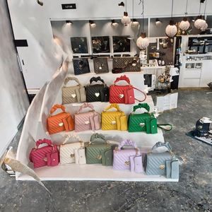 Bolso de satén de diseño personalizado al por mayor, estilo moderno con ventana transparente y broche bonito y dulce, bolso Ita - Product Image 3