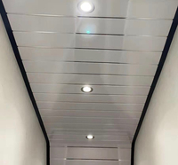 Panneau mural de plafond en PVC rainuré moderne grain de bois ligne dorée lignes argentées imperméable au feu pour la décoration intérieure de la salle de bain