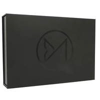 Boîte d'emballage en carton noir de luxe avec logo personnalisé, boîte d'expédition magnétique UV haut de gamme pour t-shirts et pulls
