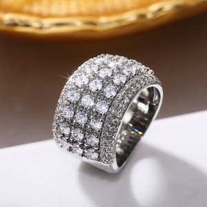 Anello con Design a Otto Cuori e Frecce, Stile Classico per Donne - Product Image 2