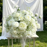 Centre de table romantique en fleurs artificielles blanches et crème pour mariage et banquet
