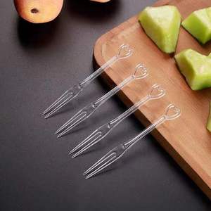 Fourchettes à fruits jetables en plastique transparentes en forme de cœur, couverts de fête pour servir les desserts - Product Image 2