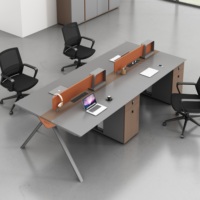 Bureau d'employé en bois en forme de L, moderne, propre et soigné, anti-rayures, avec poste de travail cloisonné par écran pour environnement de bureau