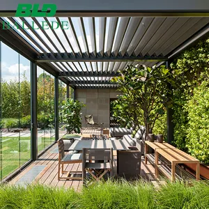 Area relax esterna personalizzata giardino Bioclimatica Pergola oasi con schermo retrattile