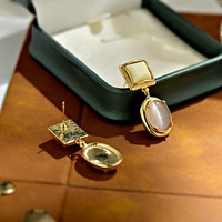 Anting Liontin Zirkonia Mata Kucing Multi-elemen yang Elegan dan Modis untuk Wanita. Anting Tembaga Sederhana Retro Mewah Berkualitas Tinggi.