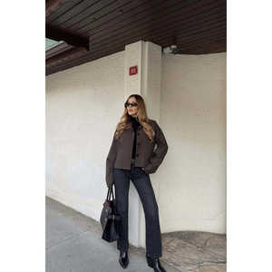 Chaqueta marrón con botones para mujer - Product Image 1