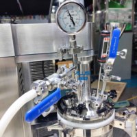 Homogénéisateur sous vide à cisaillement élevé avec cuve en verre de petite capacité, machine d'émulsification motorisée pour produits chimiques cosmétiques, laboratoire automatique