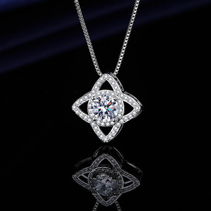 Collar con Colgante Solitario de Plata de Ley Chapada con Circonita Cúbica de Corte Redondo, Regalo para su Ser Querido o para uno Mismo - Product Image 5