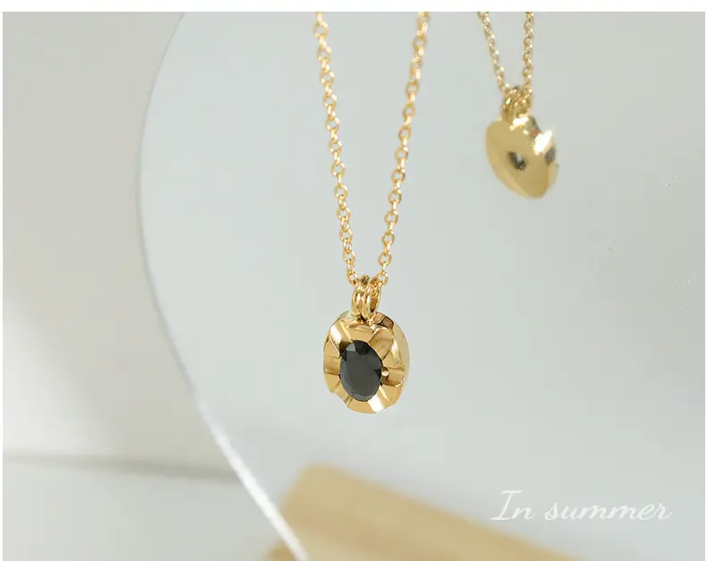 New Product Light Luxury Temperament Fashion Necklace Dark Wind Zirconia Pendant 18K Gold Geometric Collarbone Chain