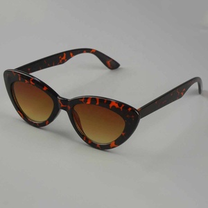 Женские солнцезащитные очки в оправе - Product Image 5