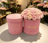 Vente flash - Boîte cadeau ronde en carton avec fleurs roses en matériaux recyclés, avec laminage mat et gaufrage